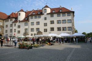 Markt samstags an der Stiftskirche