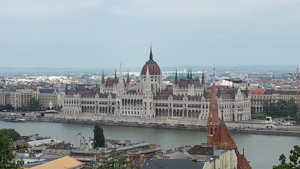 Blick von der Fischerbastei über die Donau auf das Parlament