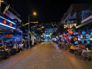 Wer auf das Nachtleben und die Stadt verzichten kann wird sicher auch in 5 Sterne Hotels außerhalb von Alanya glücklich