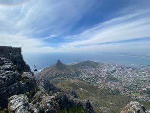 Blick von der berühmtesten Sehenswürdigkeit in Kapstadt: dem Tafelberg