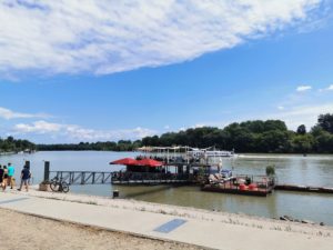 Das Ufer in Szentendre im Sommer genießen