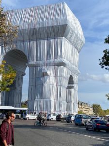 Arc de Triomphe von Christo verpackt