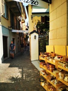 Kleine Gassen mit Shops in der Altstadt von Stresa