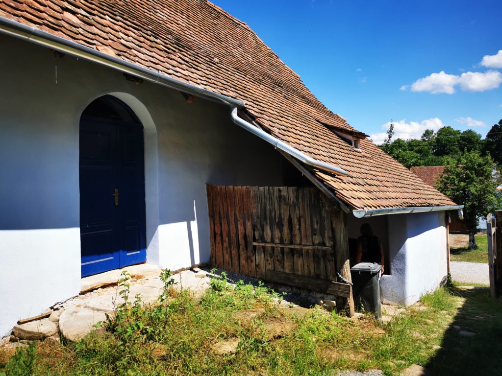 Alte Baukunst: Seitlicher Ofen + Kamin