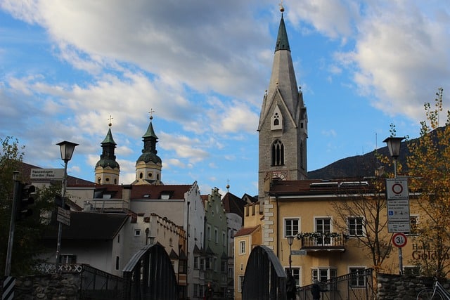 Die malerische Stadt lädt Urlauber vor allem im Herbst zum Flanieren durch die schmalen Gassen ein.