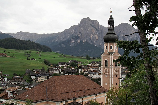 Entdecke die pittoresken Dörfer in Südtirol auf unzähligen Wanderwegen und gehe selbst auf historische Spurensuche. 