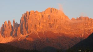 Stimmungsvolles Alpenglühen färbt die Felsen des Rosengartens.