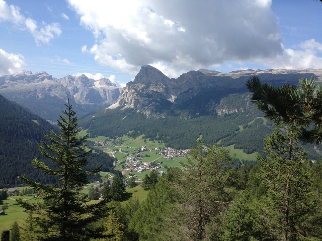 Corvara liegt idyllisch in den Dolomiten. Drumherum gibt es viel Natur und im Winter tolle Wintersportmöglichkeiten